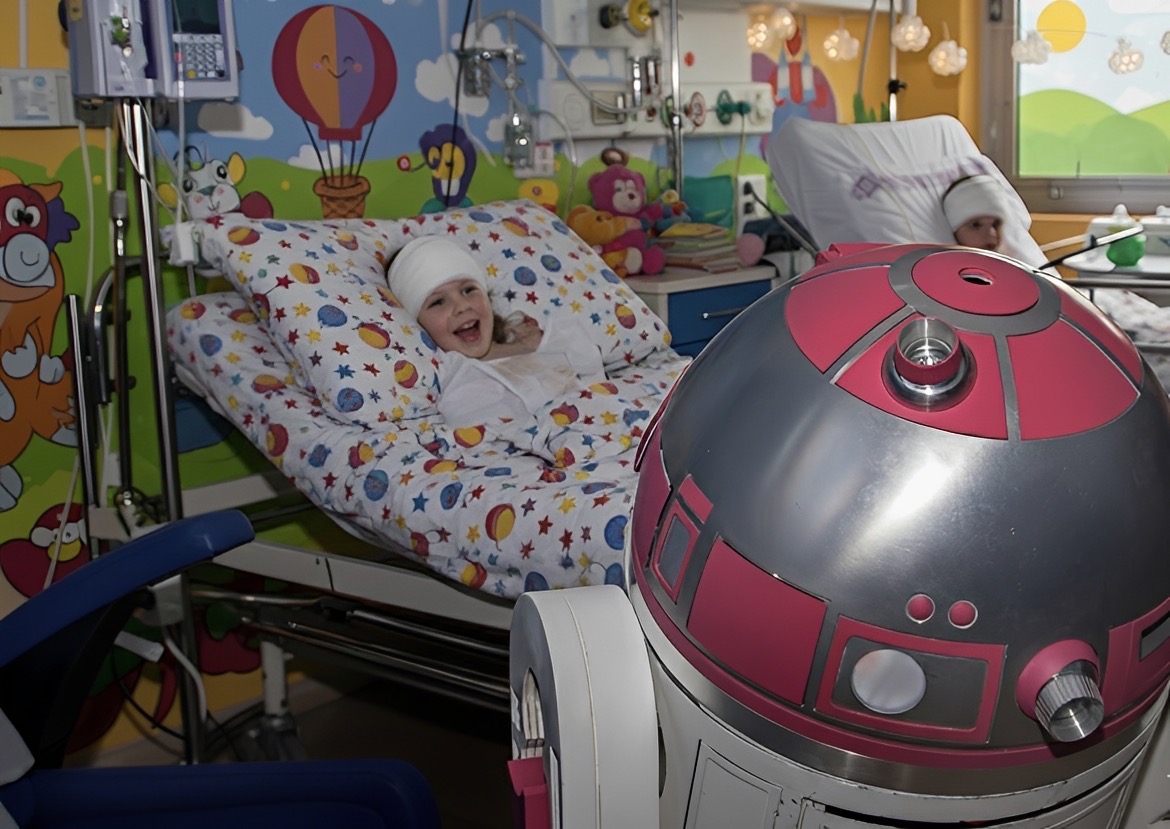 R2-KT acompaña a un niño durante su estancia hospitalaria