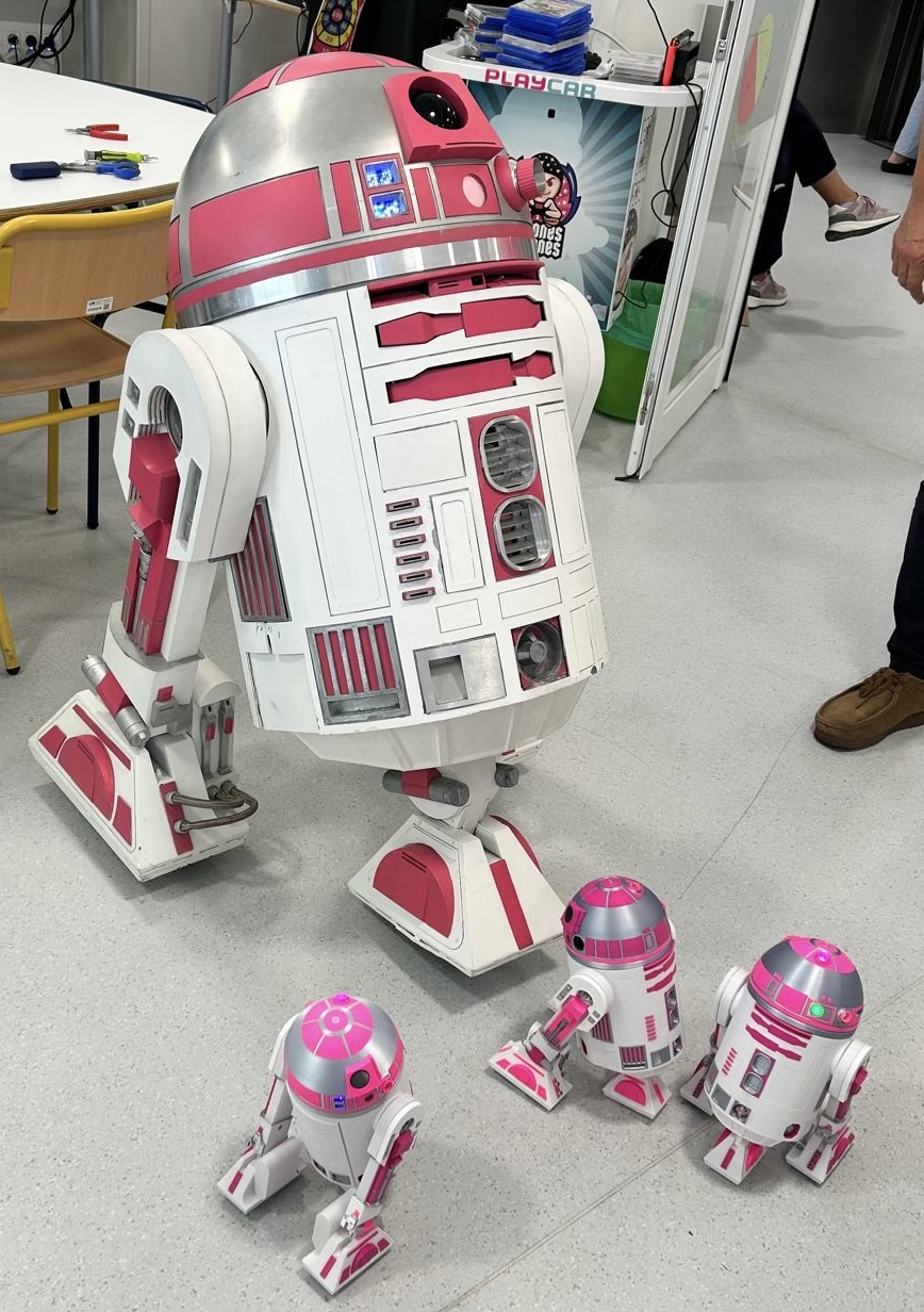 R2-KT de tamaño real y varias unidades Mini R2-KT