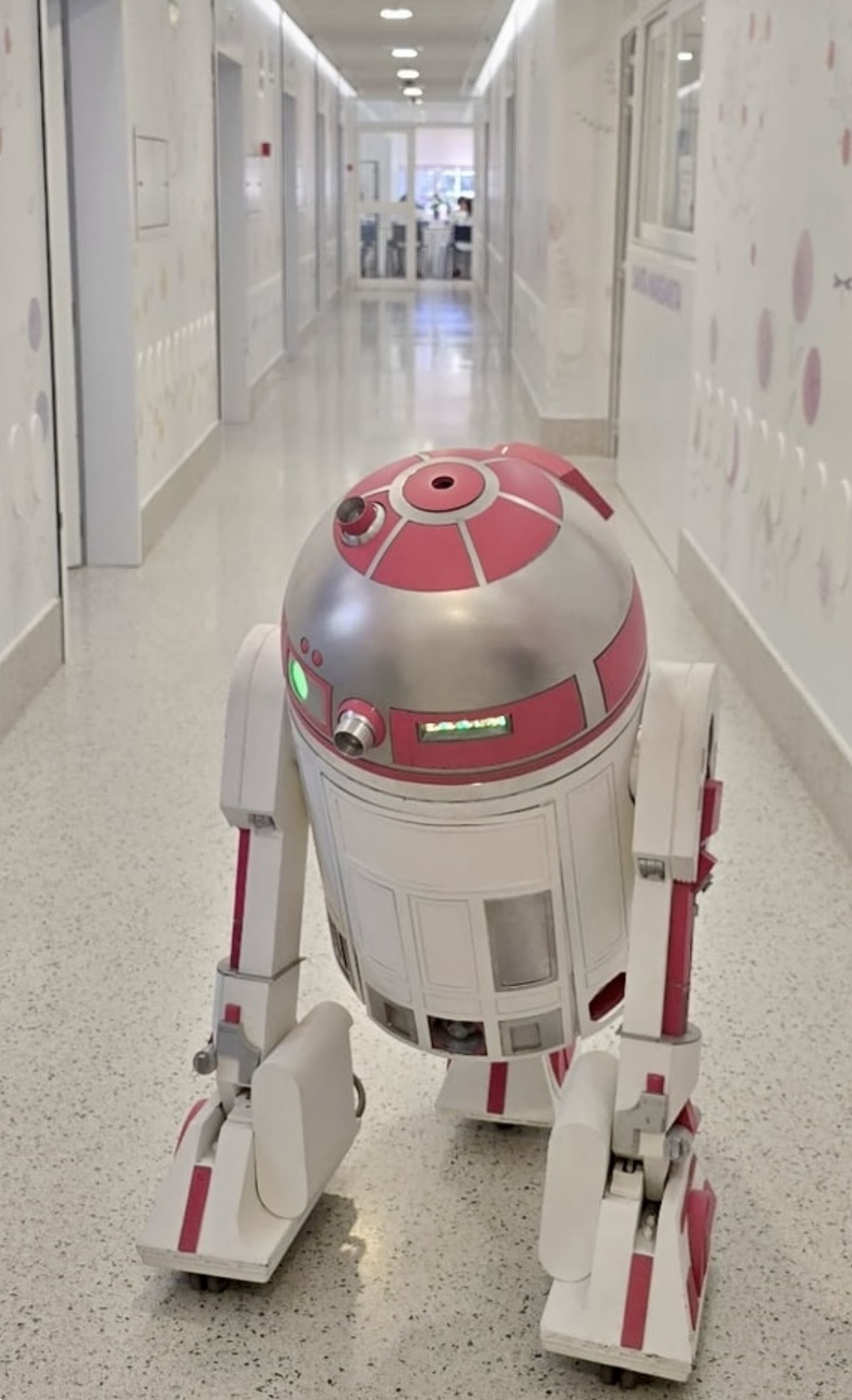R2-KT de tamaño real recorriendo el pasillo de un hospital pediátrico